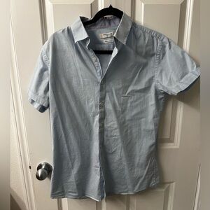 Trouvaille men’s short sleeve button-up size Small, light blue